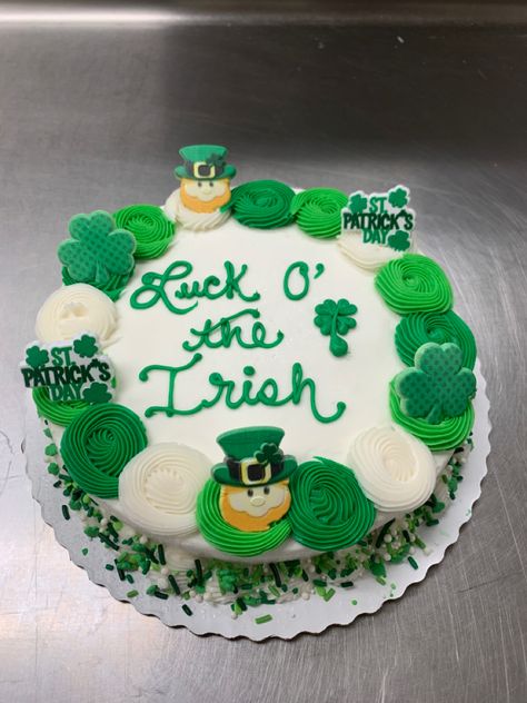 Saint Patrick Cake Ideas, St Patrick’s Day Cake Ideas, Green Buttercream Frosting, Fluffy White Cake, Lucky Charms Cake, St Patricks Food, Green Buttercream, Irish Cream Cake, Holiday Cake Decorating