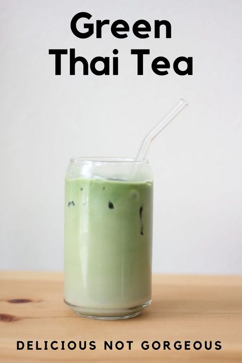 Clear glass filled with creamy matcha latte and ice with a glass straw. Thai Green Tea, Thai Tea Recipes, Green Thai, Thai Milk Tea, Chai Coffee, Matcha Milk, Green Tea Recipes, Iced Green Tea, Black Tea Leaves