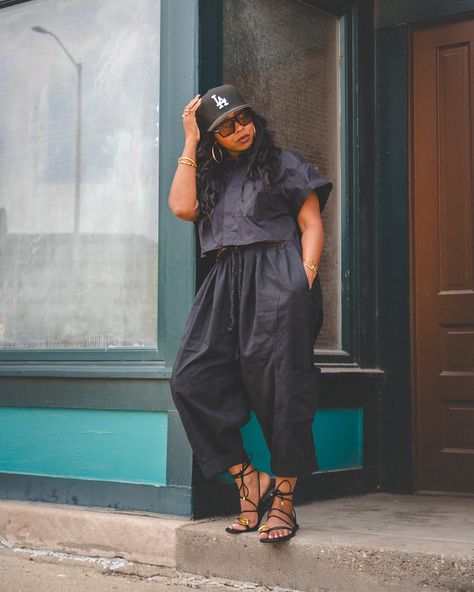 Hey Gurl!! Rockin All Black & A Fitted Cap! I immediately felt like ICE CUBE! 😩❤️Run to my stories to TAP!!! 📸: @throughdemis_.lens #allblackeverything #lastyle Cool Pants Design, Black Woman Fashion Aesthetic, 2024 Outfit Trends For Women, All Black Outfit Plus Size, Cute Casual Outfits Black Women, Casual Church Outfits Black Women, Fitted Cap Outfit Black Women, Style Aesthetics Types, Hip Hop Concert Outfit