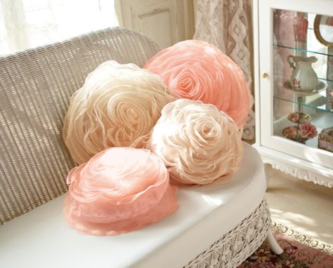 tulle rose pillow Diy Rose Pillow, Tulle Projects, Tulle Crafts, Diy Tulle, Modern Decorative Pillows, Rose Pillow, Diy Roses, Tulle Flowers, Flower Pillow