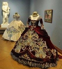 Elegant! Incredible amount of work. Late Baroque Fashion, 1860s Dresses, Moda Medieval, Gaun Abad Pertengahan, Istoria Modei, Historical Gowns, Period Dress, Old Dresses, Antique Dress