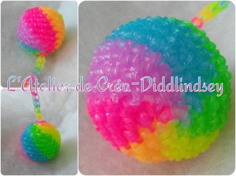 voici une nouvelle création crochet en élastique, pour réaliser cette balle vous avez besoin d'une petite balle en polystyrène de 5 centimètres de diamètre et d'un sachet d'elastique aux 6 couleurs de l'arc-en-ciel. Loom Bands Tutorial, Loom Band Patterns, Rainbow Loom Bracelets Easy, Fun Loom, Rainbow Loom Rubber Bands, Rainbow Loom Creations, Rainbow Loom Patterns, Rainbow Loom Designs, Loom Crochet