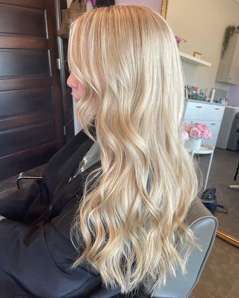 Vanilla Blonde Hair Balayage, Bright Creamy Blonde Hair, Creamy Vanilla Blonde Hair, Vanilla Blonde Highlights, Vanilla Blonde Balayage, Light Golden Blonde Hair, Vanilla Blonde Hair, Creamy Blonde Hair, New Blonde Hair