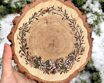 Table Decor Rustic, Rustic Table Decor, Garden Lover Gifts, Wood Slice Art, Wood Slice Crafts, Home Decor Rustic, Wood Burning Crafts, Wood Burning Patterns, Wood Burning Art