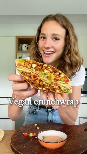 Vegan Crunch Wrap, Veggies Sauce, Crunchwrap Recipe, Onion Pasta, Vegan Plan, Caramelised Onion, Crunch Wrap, Nacho Chips, Vegan Wraps