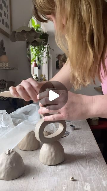 Pottery Diy, Handmade Clay Pots, Pottery Form, Pottery Videos, Sculptures Céramiques, Slab Pottery, Ceramic Light, Pinch Pots, Diy Pottery