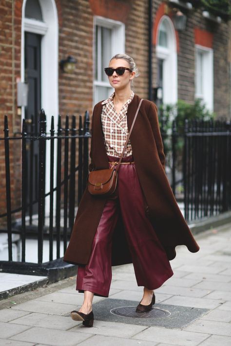 Color Combos That Turn Ordinary Outfits Into Extraordinary Outfits #refinery29  http://www.refinery29.com/color-combinations-2016#slide-1  Coffee and rhubarb.... Street Style 2016, Leandra Medine, Giovanna Battaglia, Anna Dello Russo, London Street Style, Looks Street Style, Sarah Jessica Parker, Alexa Chung, Fashion Over 40