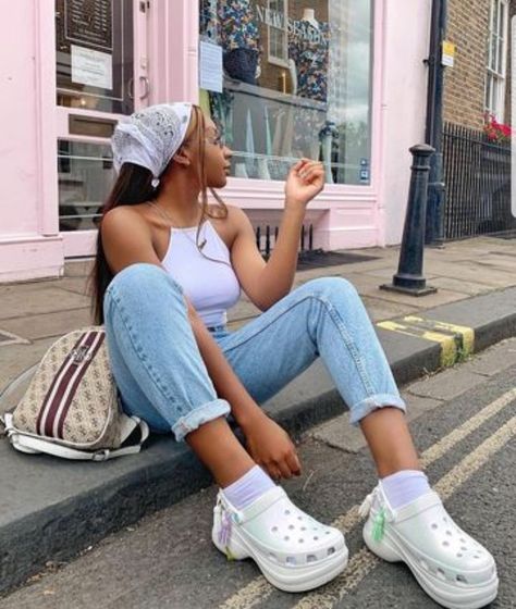 Crocs Fashion Street Styles, Crocs Outfit Summer, White Crocs Outfit, Chilled Outfits, How To Style Crocs, Platform Outfit, September Outfits, Crocs Outfit, White Crocs