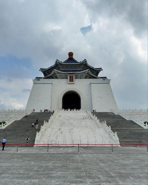 Chiang Kai-Shek Memorial Hall: where history meets architectural splendor Chiang Kai Shek, Architecture, History