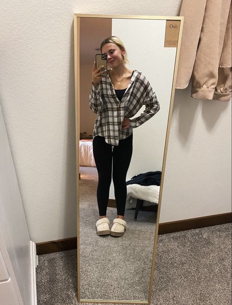 Leggings With Flannel Outfits, Flannel And Sweatshirt Outfit, Casual Outfits Flannel, Lazy Outfits Sweatpants, Flannel Outfits With Leggings, Flannel And Leggings Outfit, Flannel Hoodie Outfit, Flannel And Hoodie, Leggings And Flannel Outfit