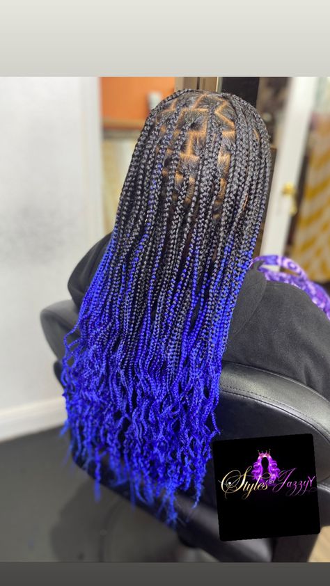 Knotless Box Braids Blue And Black, Blue Box Braids With Curly Ends, Black And Blue Braids With Curls, Blue Braids With Curls, Black And Blue Knotless Braids, Dark Blue Braids For Black Women, Blue And Black Box Braids, Blue Knotless Box Braids, Blue Peekaboo Braids