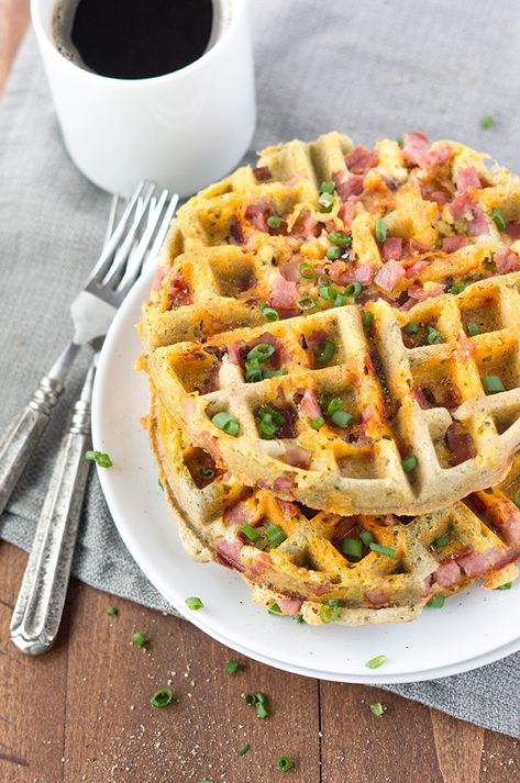 Chaffles Recipe Breakfast, Low Carb Waffles, Waffle Iron Recipes, Belgium Waffles, Cheese Waffles, Gluten Free Waffles, Protein Waffles, Ham And Eggs, Shredded Cheddar Cheese