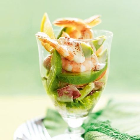 Prawn and avocado cocktail Prawn Cocktail Recipe, Avocado Cocktail, Fried Capers, Prawn Cocktail, Prawn Recipes, Cocktail Sauce, Appetizer Salads, Classic Dishes, Fitness Transformation