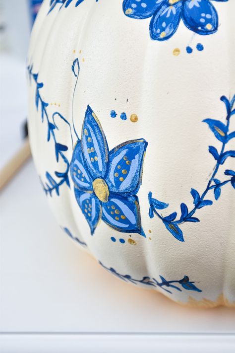 Blue & white hand painted chinoiserie pumpkin tutorial- an easy and affordable DIY pumpkin decor idea for fall. Love the gold accents! | #chinoiserie #gingerjar #blueandwhite #blueandwhiteforever #chinoiseriechic #paint #craftDIY #fallcrafts Diy Pumpkin Decor, Chinoiserie Chic Decor, Light Blue Paint Colors, Chinoiserie Pumpkins, Pumpkin Tutorial, Painted Chinoiserie, Dark Blue Paint, Light Blue Paints, Chinoiserie Pattern