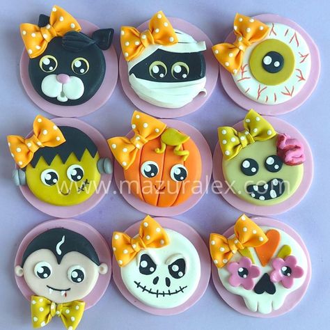 Halloween Fondant, Using Fondant, Halloween Cupcake Toppers, Fondant Cupcake Toppers, Cupcake Decorations, Halloween Cupcake, Halloween Baking, Cake Fondant, Fondant Cookies