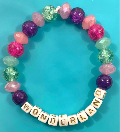 Wonderland Bracelet Taylor Swift, 1989 Wonderland, Taylor Swift Bracelet Ideas Funny, Wonderland Taylor Swift, Taylor Bracelets, Ears Tour, Taylor Bracelet, Eras Tour Friendship Bracelets, Eras Bracelets