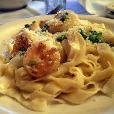 Pasta Weesie, copycat recipe from Carrabas                                               Fettuccine alfredo with shrimp sautéed in a garlic, lemon butter, white wine sauce with sautéed mushrooms and scallions. It doesn't get any better !! Pasta Weesie, Carrabbas Recipes, Shrimp Fettuccine, Copycat Restaurant Recipes, Fettuccine Alfredo, Giada De Laurentiis, Baptism Cake, Sea Food, Italian Dishes