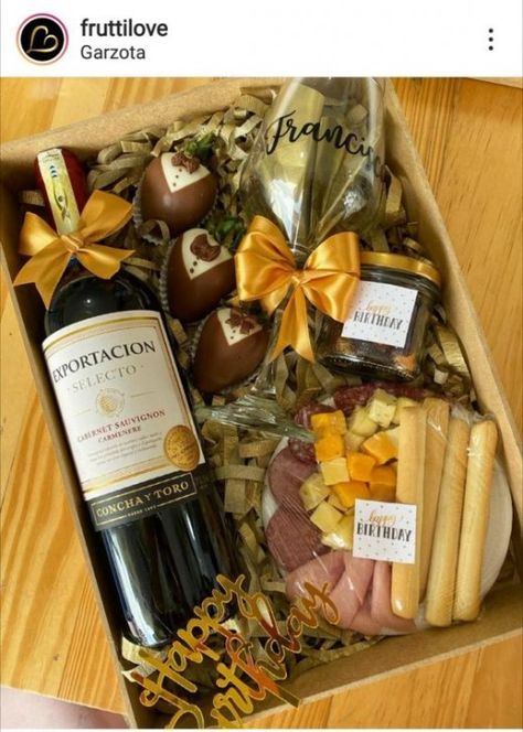 Chocolate Gift Basket Ideas, Cesta Chocolate, Gift Basket Ideas For Friends, Diy Christmas Gift Baskets, Wine Gift Box Ideas, Nutella Jar, Christmas Gift Baskets Diy, Gift Baskets For Him, Best Gift Baskets