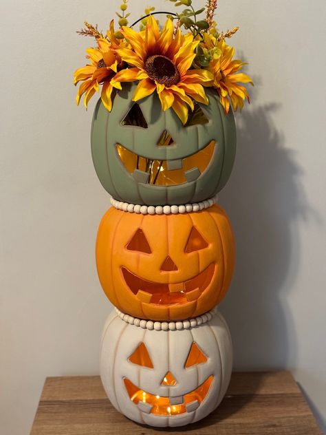 Pumpkin Arrangements Front Porches, Stacked Pumpkins Porch, 3 Pumpkins Stacked, Plastic Pumpkins Crafts, Neutral Fall Colors, Autumn Sunflowers, Autumn Porch, Light Halloween, Fall Pumpkin Crafts