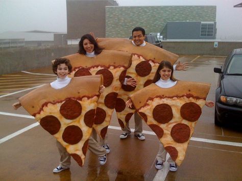 Wearing Pizza costumes. Pizza Halloween Costume, Pizza Clothes, Pizza Costume, Diy Group Halloween Costumes, Halloween Pizza, Diy Preschool, What Is Halloween, Halloween Costumes For 3, Food Party