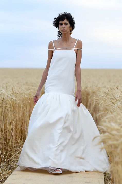 Jacquemus Wedding, Bridal Gown Inspiration, Best Wedding Dress, Gown Inspiration, Runway Dresses, Tulle Gown, Grad Dresses, White Gowns, Dress Inspiration