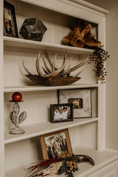 Country Shelf Decor, Living Room Decor Western, Western Apartment, Room Decor Western, Western Decor Living Room, Western Living Rooms, Creative Bedroom Decor, Western Living Room Decor, Western Kitchen Decor