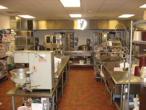 Restaurant Kitchen Aesthetic, Diner Kitchen, School Kitchen, School Cafeteria, Hotel Kitchen, Vintage Restaurant, Industrial Kitchen, Fancy Restaurant, Restaurant Kitchen