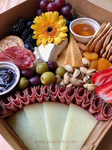 Box Charcuterie Board Ideas, Charcuterie Box Sizes, Thanksgiving Charcuterie Box Ideas, Charcuterie Bento Box Lunch, Christmas Charcuterie Box Ideas, Charcuterie Inspiration Small, Small Charcuterie Box To Go, Charcuterie To Go Boxes, Charcuterie Box Ideas Diy