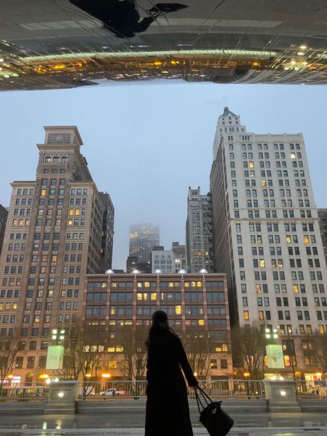 girl in black trench coat in front of city holding black longchamp tote Chicago Girl Aesthetic, Chicago Bean Pictures Ideas, Chicago Bean Pictures, Chicago Picture Ideas, Chicago Birthday, Aesthetic Picture Ideas, Chicago Bean, City Girl Aesthetic, Usa Life