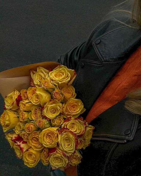 💛 #flowers #fleurs #aesthetic #ａｅｓｔｈｅｔｉｃ #lifestyleblog #roses Yellow Roses Aesthetic Wallpaper, Black Women With Roses Aesthetic, Red Rose Vintage Aesthetic, Yellow Rose Aesthetic Vintage, Bright Red Roses Aesthetic, Lifestyle Blog, Flowers