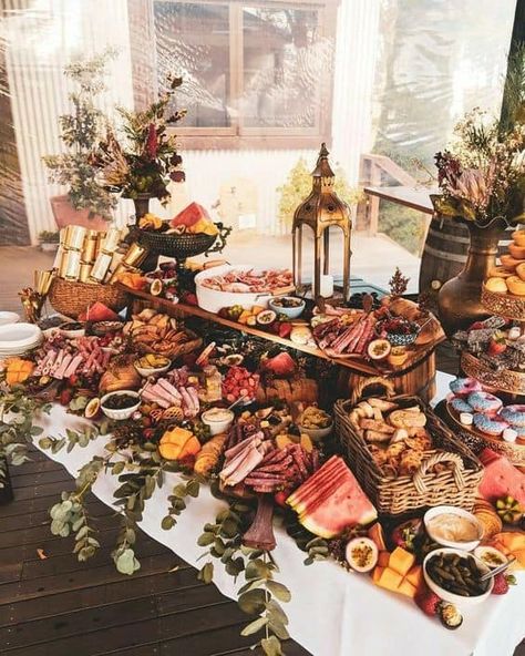 20 Charcuterie Board Ideas for Weddings » Lady Decluttered Charcuterie Wedding, Brunch Mesa, Charcuterie Board Wedding, Deco Buffet, Wedding Appetizers, Cocktail Hour Wedding, Tafel Decor, Reception Food, Charcuterie Inspiration