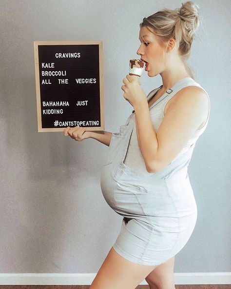 Photo Moto, Dog Baby Announcement, Pregnancy Timeline, Moms To Be, Pregnancy Belly Photos, Belly Photos, Exercise During Pregnancy, Pregnancy Belly, Maternity Photography Couples