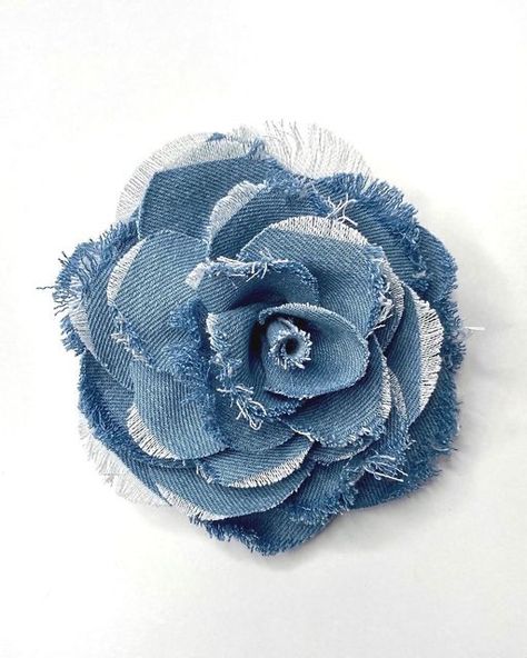 Sewing Ribbon Flowers, Shabby Chic Diy Crafts, Smart Textiles, Denim Wedding, Denim Party, Upcycle Clothes Diy, Diy Fashion Hacks, Denim Flowers, Denim Ideas