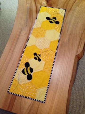 Row By Row Experience, Runners Table, Grandmother Quotes, Hexagon Patchwork, Patchwork Table Runner, Row Quilt, Quilted Table Runners Patterns, Amish Quilts, Bee's Knees