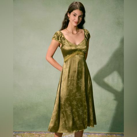 Details: - Fabric Stretch: No Stretch - Waist: High Waisted - Silhouette: A-Line - Fabric: Polyester 97.0%, Spandex 3.0% - Lining: Polyester 100.0% - Material: Satin Description: Crafted From Luxurious Satin Jacquard Fabric, This Satin Dress Exudes Opulence And Elegance. The Rich Green Hue Adds A Touch Of Vibrancy, While The Subtle Jacquard Pattern Enhances Its Allure. Designed With A Flattering Midi Length Silhouette And Side Split Detail, This Dress Effortlessly Combines Grace With A Hint Of A Midi Dress Green, Wishlist 2024, Athleisure Tops, Beating Heart, Embroidered Wedding, Rich Green, Mom Dress, Jacquard Pattern, Green Midi Dress