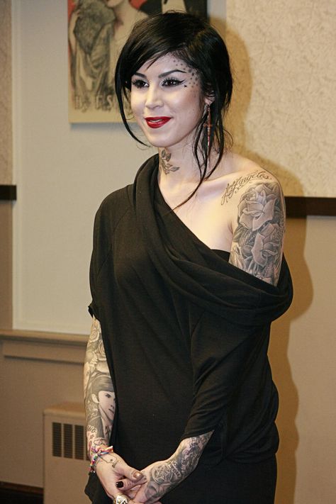 Luck seems to have run out for celebrity tattoo artist, Kat Von D, whose show, LA Ink has gotten the boot from TLC! Kat Von D Style, Kat Von D Tattoos, Famous Tattoo Artists, Nouveau Tattoo, D Tattoo, Tattoo Signs, Red Tattoos, Vintage Cowgirl, Aesthetic Tattoo