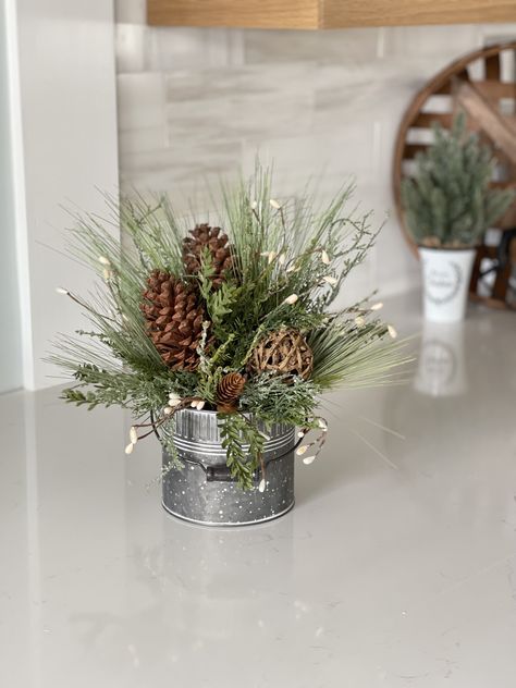 Natural Christmas Centrepiece, Small Christmas Arrangements Ideas, Christmas Floral Arrangements Farmhouse, Rustic Christmas Centerpieces For Table, Rustic Christmas Centerpieces, Christmas Greenery Arrangements, Christmas Table Centrepiece, Xmas Flowers, Dekoratívne Vence