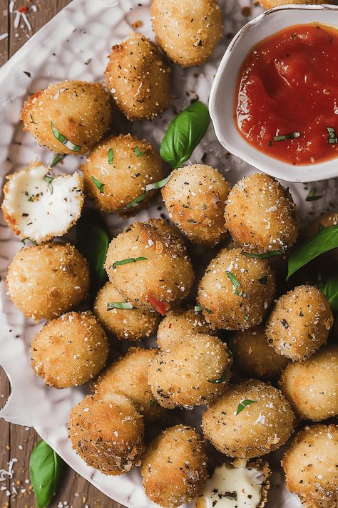 Crispy Fried Mozzarella Balls - Recipes, Tasks & Tools Mozzarella Ball Recipes, Fried Mozzarella Balls, Mozzarella Balls Recipe, Baked Olives, Fried Mozzarella, Cheese Ball Bites, Marinated Cheese, Mozzarella Balls, Side Salads