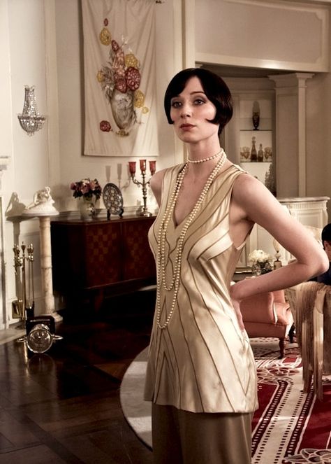 Jordan Baker, portrayed by Elizabeth Debicki in "The Great Gatsby" in 2013, displaying 1920s summer daytime dress. Edith Crawley, Downton Abbey Season 6, Downton Abbey Costumes, Lady Mary Crawley, Downton Abbey Series, Downton Abbey Dresses, Style Année 20, Jordan Baker, Laura Carmichael