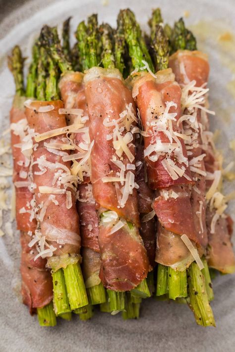 Tender asparagus spears are bundled in a salty blanket of prosciutto and topped with a sprinkle of parmesan cheese in this easy 6-ingredients prosciutto wrapped asparagus recipe! Asparagus With Prosciutto, Tender Asparagus, Easy Asparagus Recipes, Asparagus Wraps, Asparagus Recipes Roasted, Wrapped Asparagus, Bacon Wrapped Scallops, Prosciutto Wrapped, Chipped Beef