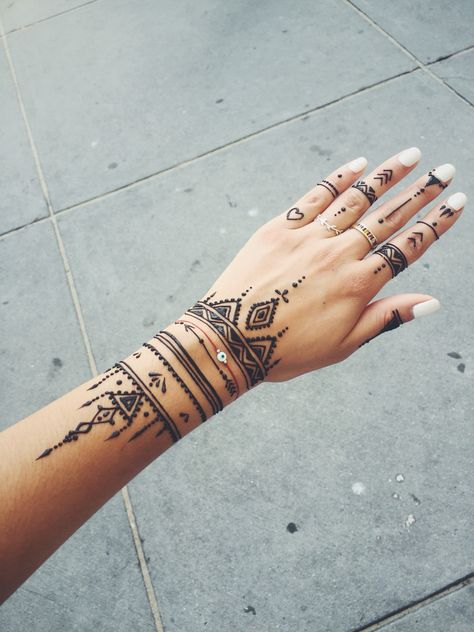 Henna Arm Tattoo, Henna Finger Tattoo, Henna Chest, Henna Designs Arm, Tattoo Designs Hand, Cool Henna, Henna Tattoo Designs Arm, Henna Tattoo Stencils, Wrist Henna