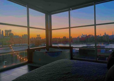 New York Sunset, Jacuzzi Hot Tub, Beach Trends, New York Vacation, Brooklyn Brownstone, Penthouse Suite, Places In New York, Manhattan Bridge, Apartment Terrace