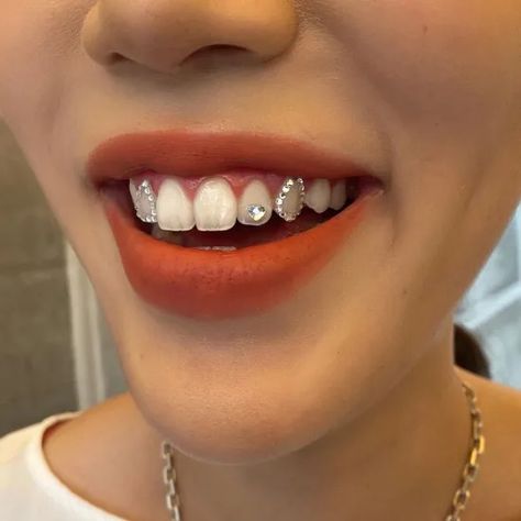 Tooth Bling, Teeth Gems Diy, Tooth Gems Ideas, Teeth Aesthetic, Pretty Teeth, Dental Jewelry, Grillz Teeth, Diamond Teeth, Tooth Gems