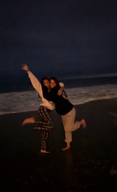 Beach Besties, Friend Aesthetic, Photos Bff, Beach Pictures Friends, Beach Night, Beach Friends, Best Friends Aesthetic, Best Friend Photos, Cute Friend Photos