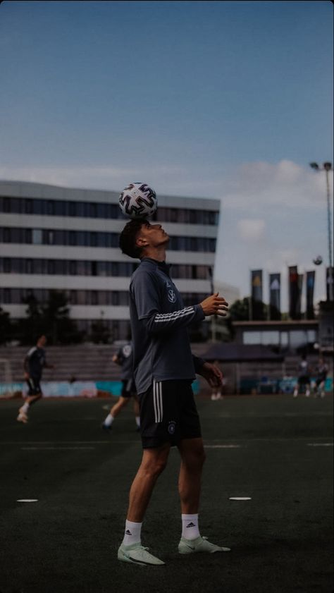 Male soccer player aesthetic Strong Men Aesthetic, Soccer Boys Aesthetic, Sporty Boy Aesthetic, Soccer Aesthetic Boy, Soccer Boy Aesthetic, Soccer Player Aesthetic, Soccer Photography Poses, Sporty Guys, Football Dream