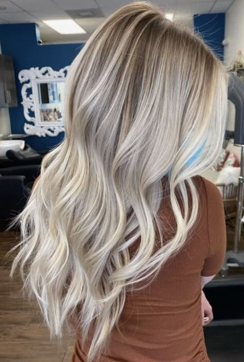 Cool Blonde Balayage Babylights, Platinum Teasy Lights, Balayage Bright Blond, Blonde Balayage Hair Color Ideas, Platinum Blonde Balayage On Light Brown Hair, Balayage Hair Blonde Light, Blonde With Depth Highlights, Creamy Blonde Shadow Root, Blonde Balayage Summer 2023