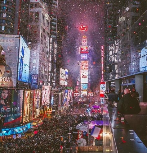 Times Square New Years Eve 90s, Eve 90s, Times Square Nye, New York New Years, Nye Aesthetic, New York New Years Eve, Winter Bucket List, Street Lights, Street Light