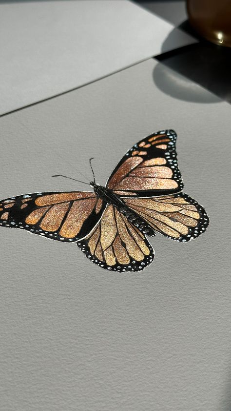 Metallic Painting Art, Art Inspiration Butterfly, Metallic Watercolor Painting Ideas, Metallic Watercolor Painting, Monarch Butterfly Art, Monarch Butterflies Art, Metallic Butterfly, Metallic Watercolor, Butterfly Art Drawing