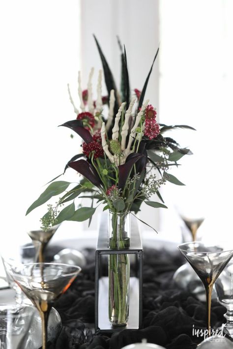 Flowers Arrangements Birthday, Table Decorations Halloween, Halloween Flower Arrangements, Halloween Floral Arrangements, Chic Halloween Decor, Halloween Wedding Invitations, Spooky Chic, Halloween Entertaining, Halloween Themed Wedding