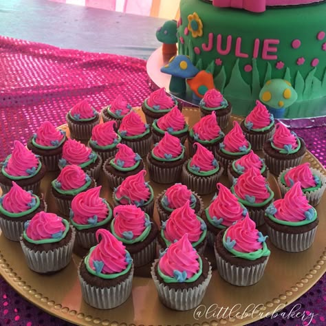 Poppy Themed Birthday, Poppy Cupcakes Trolls, Poppy Birthday Cake Trolls, Troll Cupcake Ideas, Princess Poppy Birthday Decorations, 2nd Birthday Trolls Theme, Trolls Dessert Ideas, Birthday Cake Trolls, Trolls 3rd Birthday Cake